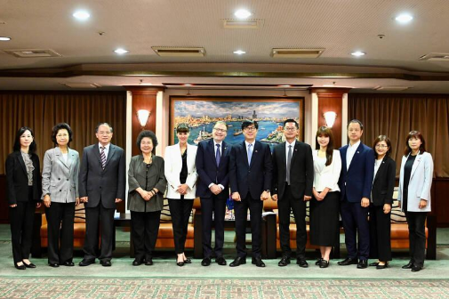Group photo with President Field, Mayor of Kaohsiung and Control Yuan