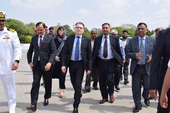 President Field (centre), Provincial Ombudsman Sindh, Ajaz Ali Khan  (left), and other dignitaries, on the way to the Mazar-e-Quaid Mausoleum.