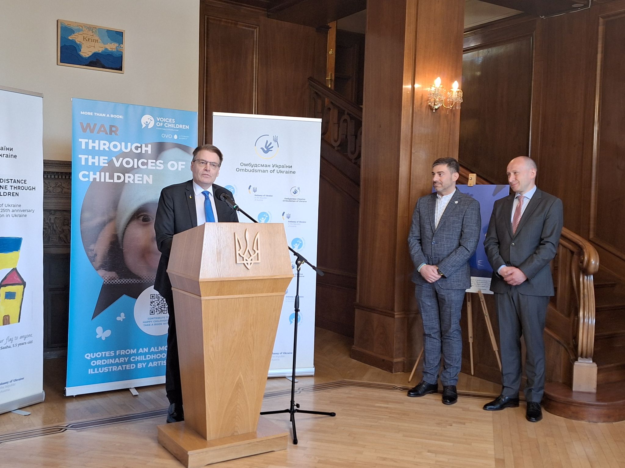 L to R: IOI President, Chris Field PSM, providing a Welcome Address, alongside fellow distinguished speakers Ukrainian Parliament Commissioner for Human Rights, Dmytro Lubinets, and Ukrainian Ambassador to Austria, Dr Vasyl Khymynets 