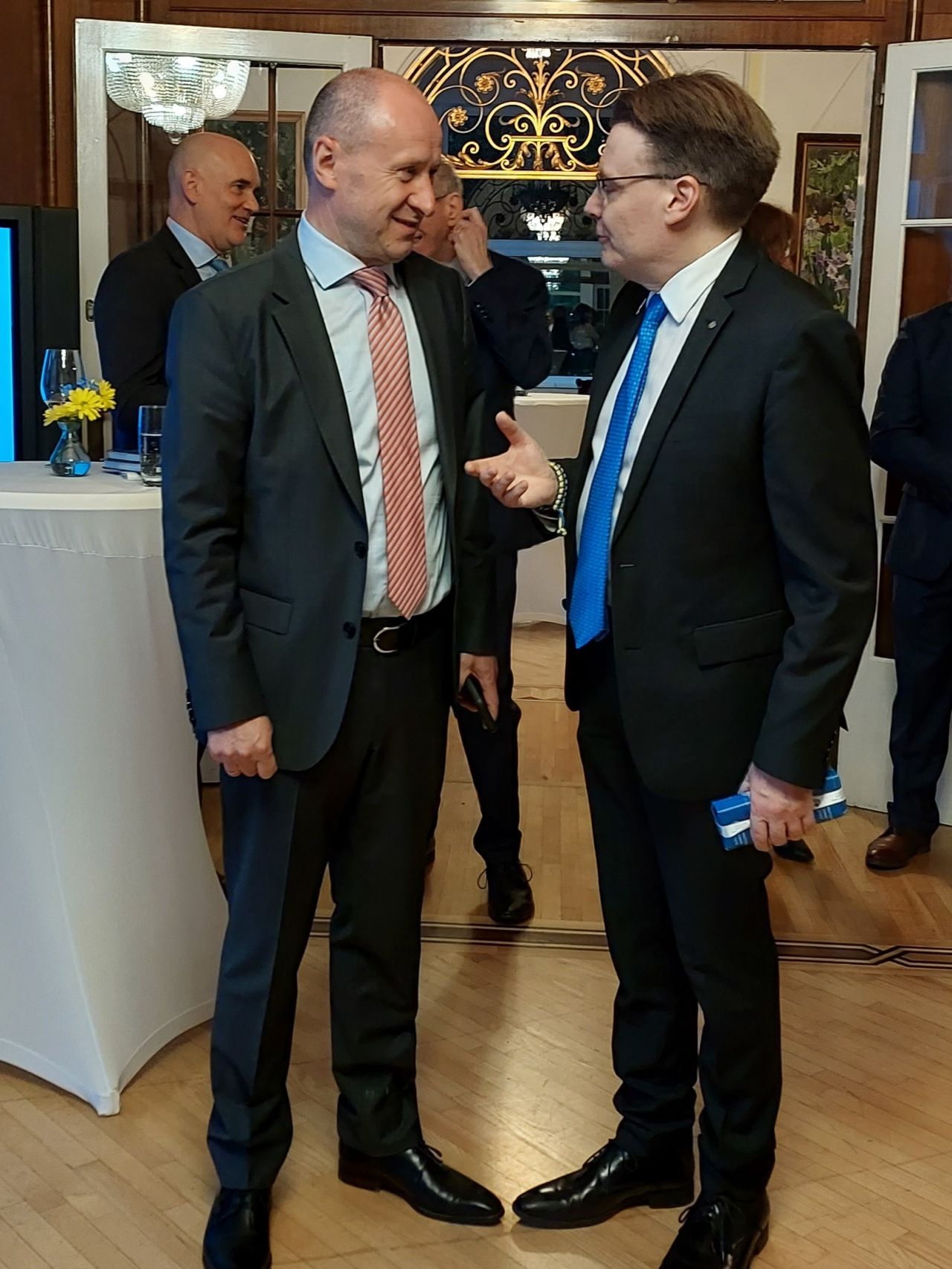 IOI President, Chris Field PSM with Ukrainian Ambassador to Austria, Dr Vasyl Khymynets.